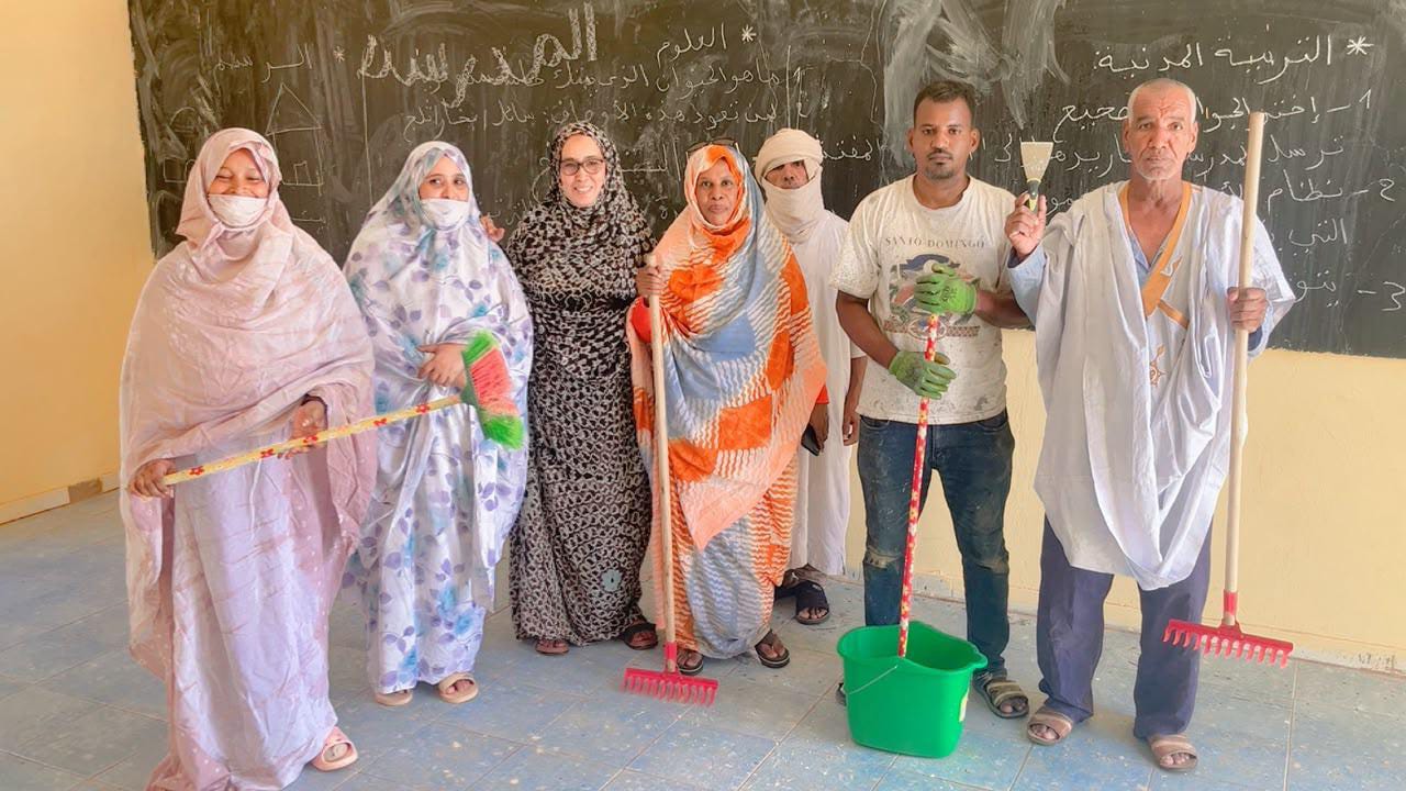 أبناء حي أدباي في أطار.. وفاء للمدرسة رقم 8 التي كانت أولى خطواتهم في مسيرة التعليم